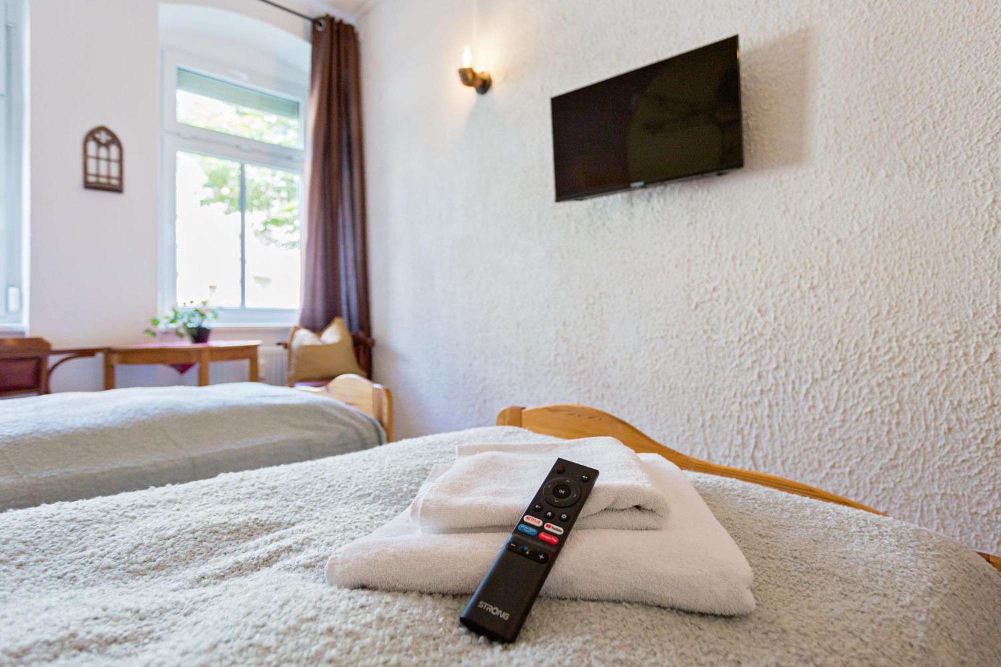 Doppelzimmer III Gaestezimmer In Unterkunft Mit Gemeinschaftsbad Und Gemeinschaftskueche ケムニッツ エクステリア 写真